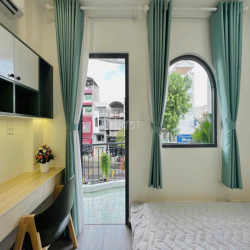 2 Phòng ngủ BAN CÔNG NGAY NGÃ TƯ HÀNG XANH GIÁP QUẬN 1  FULL NỘI THẤT