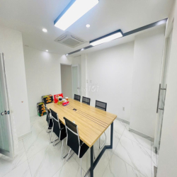 CHO THUÊ NGUYÊN SÀN VĂN PHÒNG TRỆT + LỬNG 120M2 SẴN BÀN GHẾ MÁY LẠNH