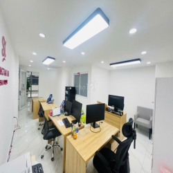CHO THUÊ NGUYÊN SÀN VĂN PHÒNG TRỆT + LỬNG 120M2 SẴN BÀN GHẾ MÁY LẠNH