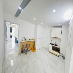 CHO THUÊ NGUYÊN SÀN VĂN PHÒNG TRỆT + LỬNG 120M2 SẴN BÀN GHẾ MÁY LẠNH