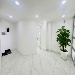 CHO THUÊ NGUYÊN SÀN VĂN PHÒNG TRỆT + LỬNG 120M2 SẴN BÀN GHẾ MÁY LẠNH
