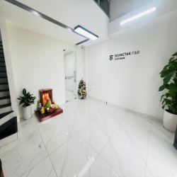 CHO THUÊ NGUYÊN SÀN VĂN PHÒNG TRỆT + LỬNG 120M2 SẴN BÀN GHẾ MÁY LẠNH