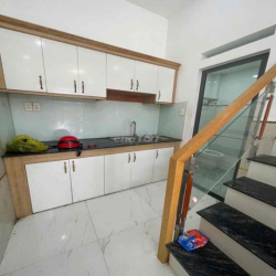 cho thuê nhà 4 tầng 4x8m có 4pn 3wc sân thượng, hẻm Hồ Văn Long.