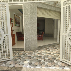 nhà 3 lầu 4pn, có vài máy lạnh sạch sẽ vào ở ngay hẻm 3m yên tĩnh 