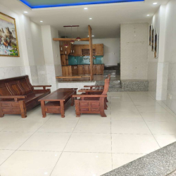 nhà 3 lầu 4pn, có vài máy lạnh sạch sẽ vào ở ngay hẻm 3m yên tĩnh 