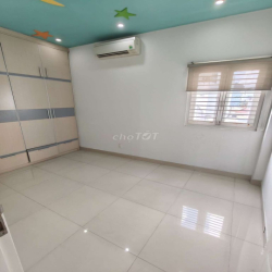 nhà 3 lầu 4pn, có vài máy lạnh sạch sẽ vào ở ngay hẻm 3m yên tĩnh 