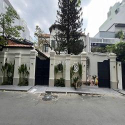 ✨CHO THUÊ BIỆT THỰ ĐƯỜNG QUỐC HƯƠNG – QUẬN 2 DIỆN TÍCH 2500M2 ✨