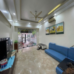 Cho thuê nguyên căn sân cổng Văn Cao (90m2), 4 ngủ khép kín