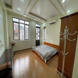 Cho thuê nguyên căn sân cổng Văn Cao (90m2), 4 ngủ khép kín