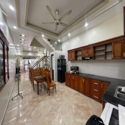 Cho thuê nguyên căn sân cổng Văn Cao (90m2), 4 ngủ khép kín