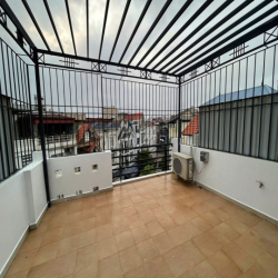 Cho thuê nguyên căn sân cổng Văn Cao (90m2), 4 ngủ khép kín