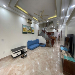 Cho thuê nguyên căn sân cổng Văn Cao (90m2), 4 ngủ khép kín