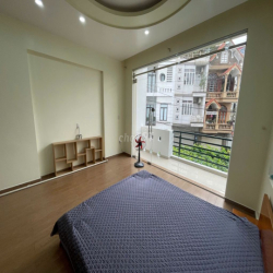 Cho thuê nguyên căn sân cổng Văn Cao (90m2), 4 ngủ khép kín