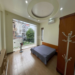 Cho thuê nguyên căn sân cổng Văn Cao (90m2), 4 ngủ khép kín