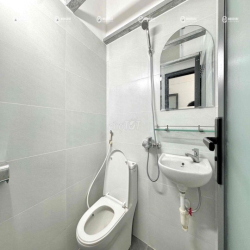 căn hộ MỚI TINH cửa sổ bự giáp Q11 - Giá tốt - Thang máy - trống sẵn