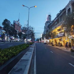 CHO THUÊ MẶT BẰNG LÊ LỢI DT 137M2 NGANG 12M giá 250TR
