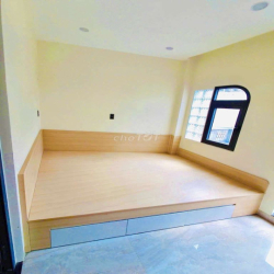 - Cho thuê nhà đẹp mới xây Trần Hưng Đạo Q5
- Dt : 4x8m 1 trệt 2 lầu