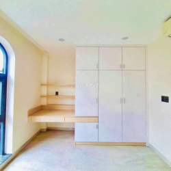 - Cho thuê nhà đẹp mới xây Trần Hưng Đạo Q5
- Dt : 4x8m 1 trệt 2 lầu