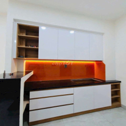 - Cho thuê nhà đẹp mới xây Trần Hưng Đạo Q5
- Dt : 4x8m 1 trệt 2 lầu