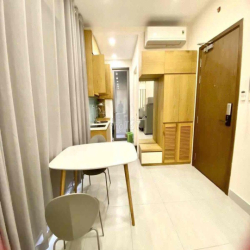 Masteri Millennium studio có ban công đầy đủ nội thất