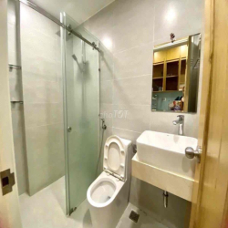 Masteri Millennium studio có ban công đầy đủ nội thất
