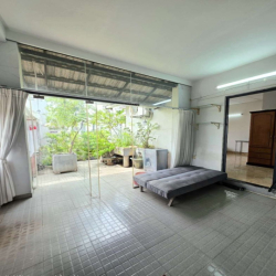 Ban công SÂN VƯỜN  diện tích phòng 50m2 chill cùng nắng sáng và gió