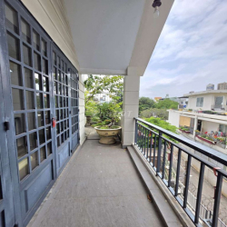 Ban công SÂN VƯỜN  diện tích phòng 50m2 chill cùng nắng sáng và gió