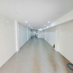 Tòa nhà văn phòng sàn trống suốt mới xây phường An Phú, quận 2