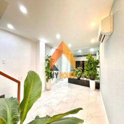 SAU LƯNG MEGA NHÀ HẦM TRỆT 4LẦU NHÀ ĐẸP ĐÚNG GIÁ VỊ TRÍ THUẬN LỢI