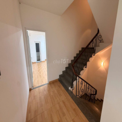 Văn phòng nguyên sàn lầu 3 80m2 giá 8tr