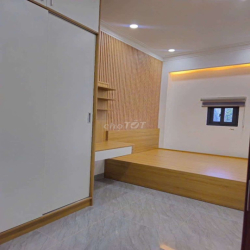 nhà đẹp có nội thất hẻm ô tô gần đh GTVT q12 4pn 5wc