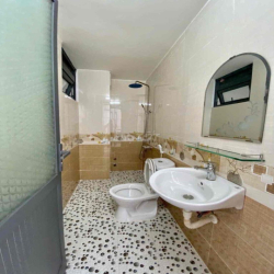 NHÀ CHO THUÊ: TRỆT 3 LẦU TUYỆT ĐẸP, MỚI - FULL MÁY LẠNH - MẶT TIỀN KHU