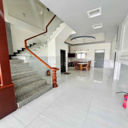 NHÀ CHO THUÊ: TRỆT 3 LẦU TUYỆT ĐẸP, MỚI - FULL MÁY LẠNH - MẶT TIỀN KHU