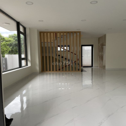Cho thuê căn góc Vạn Phúc city 8.5x17m DTSD 350m2  42tr có thang máy