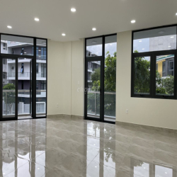 Cho thuê căn góc Vạn Phúc city 8.5x17m DTSD 350m2  42tr có thang máy