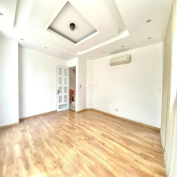 NHÀ THANG MÁY SIÊU HÓT, 20A Đặng Văn Ngữ, P10, PN .DTSD 750m2