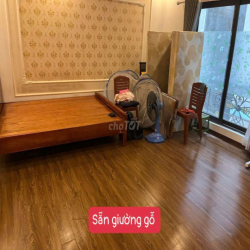 Phòng tầng 3 ngõ 236 khương đình sàn gỗ ban công thoáng