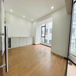 Cho thuê văn phòng Hoàng Cầu 70m giá 12Tr lô góc view cây xanh