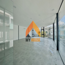 CHIẾC TOÀ VP FULL KÍNH Q2 MỚI XÂY TRỐNG SUỐT 3TẦNG