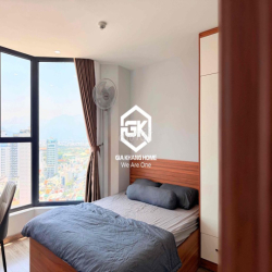 CHO THUÊ DÀI HẠN CĂN HỘ 2 PHÒNG NGỦ TẦNG CAO VIEW XÉO BIỂN TOÀ NHÀ HUD