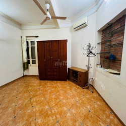 Nhà ngõ 1 phố Trần Quốc Hoàn, 55m2 x 4 tầng + sân,  giá 22 triệu/tháng