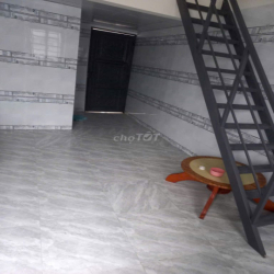 Còn phòng căn đầu, nhà mới, tách bếp, có cửa hậu