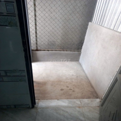 Còn phòng căn đầu, nhà mới, tách bếp, có cửa hậu
