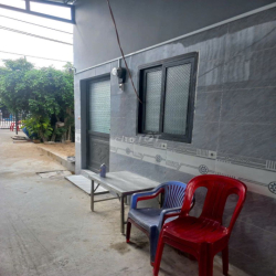 Còn phòng căn đầu, nhà mới, tách bếp, có cửa hậu