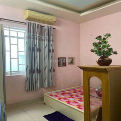 nhà sân xe máy rộng mặt tiền đường xe tải 