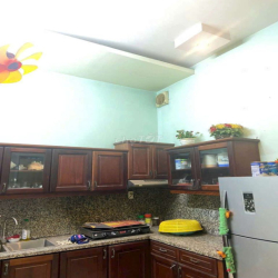 nhà sân xe máy rộng mặt tiền đường xe tải 