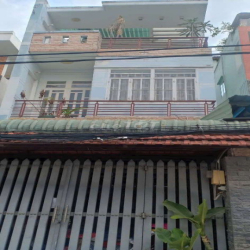 nhà sân xe máy rộng mặt tiền đường xe tải 