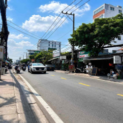 CHO THUÊ NHÀ CẤP 4 MẶT TIỀN LÊ VĂN LƯƠNG .Q7