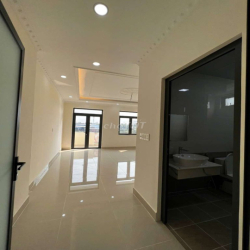 nhà đẹp 5 x 20 có 5pn 5wc sân thượng gần siêu thị eon