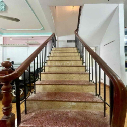 NHÀ 1TRỆT 1LẦU ( 2PN2WC - 1 BAN CÔNG - 1 P.KHÁCH - 1 BẾP ) HẺM 3 GÁC
